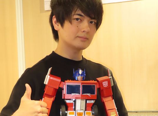 新宿マルイ 本店で行われたトランスフォーマーのロボット玩具展示会のプロモーションにて、俳優の古原靖久さんが登場した。