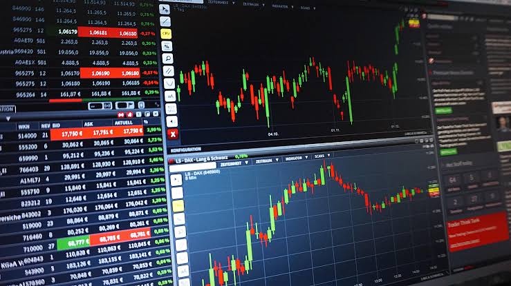 株価のチャートが並ぶ画面